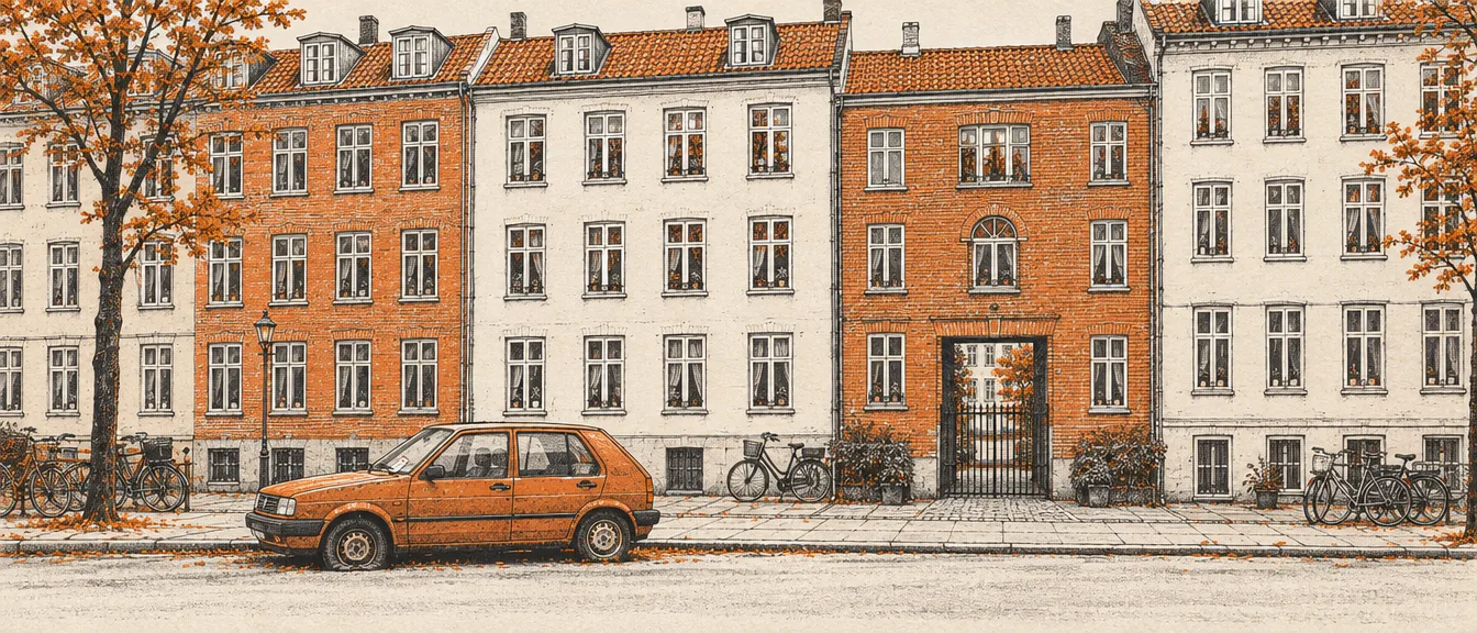 Illustration: Københavnsk gade med etageejendomme og en gammel bil ved kantstenen